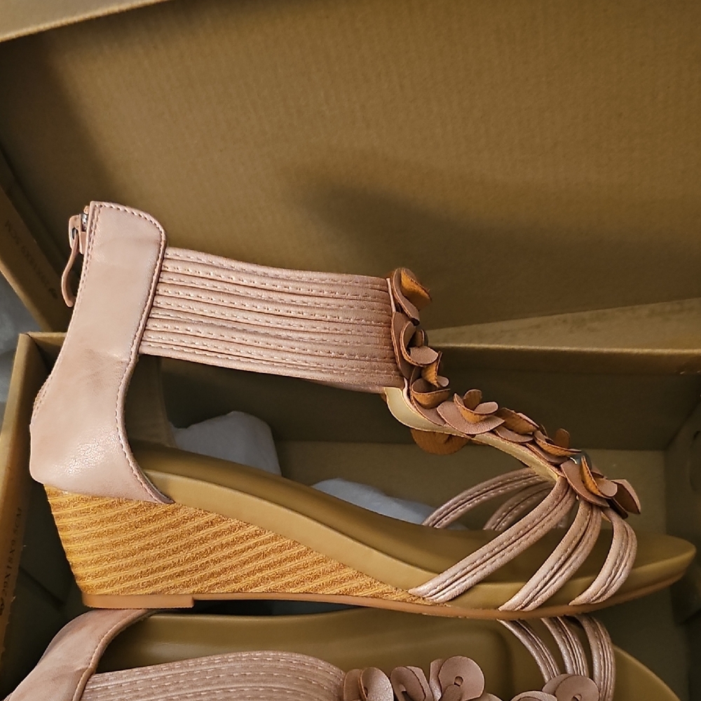 Elegant Floral Blush Wedge Sandals - Picture 4 of 6